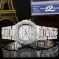 Detailopname van luxe strass kwarts dameshorloge glinsterend op een reflecterende tafel. - Wit