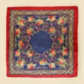 Gedetailleerd overzicht van de vierkante zijden sjaal met gouden barok bloemenprint. - Groot Vierkant / 90x90cm / Marineblauw+Rood