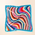 Levendig gekleurde gestreepte satijnen vierkante sjaal voor dames, chic tas accessoire. - 58 cm x 58 cm / Blauwe kleurrijke strepen