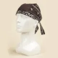 Nahaufnahme des schwarzen Paisley-Print Piratenkopftuchs mit klassischem Retro-Muster. - M (56-58cm) / Kaffeebraun