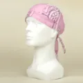 Nahaufnahme der rosafarbenen Paisley-Baumwoll-Piratenmütze mit atmungsaktivem Kopftuchdesign. - M (56-58cm) / Rosa