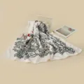 Gedetailleerd uitzicht op de elegante vintage paisley vierkante sjaal met bloemenprint. - 90-90cm / Wit