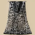 Sciarpa con stampa animalier bianco e nero, foulard lungo leggero ed elegante da donna. - 150x50cm / Nero