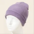 Gros plan d'un bonnet en tricot violet doux, bonnet chaud d'hiver uni et confortable à porter. - M (56-58cm) / Violet
