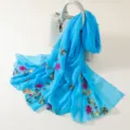Beau foulard châle floral brodé bleu, tissu léger, accessoire élégant pour femmes. - Bleu Clair