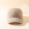 Detalle de primer plano de la gorra abierta de borreguito mullido para invierno moda. - M (56-58cm) / Estilo de Felpa de Lana / Caqui