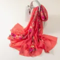 Foulard brodé rouge vue détaillée, tissu léger, élégant châle aux motifs floraux. - Rouge pastèque
