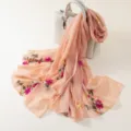 Chale brode floral rose peche, broderie de branches delicate, foulard leger elegant. - Bourgeon de Neige