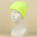 Vue détaillée du bonnet en tricot couleur unie jaune néon, bonnet d'hiver chaud. - M (56-58cm) / Jaune Néon