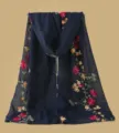Gros plan détail du foulard bleu foncé brodé de fleurs colorées avec un beau motif de branches. - Bleu marine
