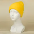 Vue détaillée de bonnet en tricot jaune, texture en tissu acrylique doux, style de chapeau d'hiver. - M (56-58cm) / Jaune