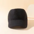 Detalle de gorra negra de punto sin parte superior, sombrero de invierno cálido para coleta. - M (56-58cm) / Estilo de Punto Liso / Negro