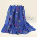 Châle brodé floral ethnique bleu, foulard léger idéal pour la protection solaire et la mode. - Bleu saphir