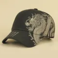Gedetailleerd uitzicht op de zwarte honkbalpet met Chinese drakenprint en gebogen klep. - M (56-58cm) / Zwart
