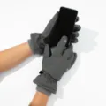 Detalle de guantes de invierno táctiles térmicos, forrados y cortavientos para deportes al aire libre. - Talla única / Gris