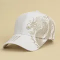 Unisex witte honkbalpet met gouden drakenprint en kalligrafieontwerp voor dagelijks gebruik. - M (56-58cm) / Wit