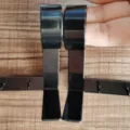 Supporti per bastone per tende in metallo nero, staffe robuste a L con ganci per tendaggi. - Set di 2 pezzi / Nero