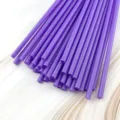 Primo piano dettagliato di cannucce di plastica viola, tubi dritti per uso quotidiano o fai da te. - Viola