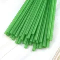 Dettaglio cannucce di plastica verde, tubi dritti usa e getta per uso quotidiano e lavoretti. - Verde