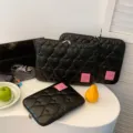 Koreanischer gesteppter Laptophülle, schwarzes Herzmuster süße Notebook Schutzhülle leicht. - Schwarz