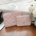 Rosa gesteppte Laptoptasche mit süßem Herzstickereidesign, ideal für Tablets und Notebooks. - 11 Zoll / Rosa