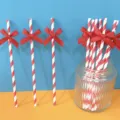 Cannucce di carta a strisce rosse e bianche con fiocco rosso, ideali per feste e decorazioni compleanno. - Cannuccia con fiocco in nastro a righe rosse