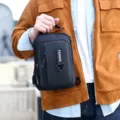 Bolso de pecho informal negro para hombre, bandolera impermeable multifuncional al aire libre. - Negro