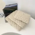 Gesteppte Laptoptasche mit Blumenmuster in Beige, süße ästhetische Tablet-Schutzhülle. - 11 Zoll / Blau