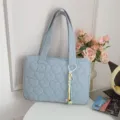 Borsa a shopper trapuntata a cuore blu, borsa a spalla elegante, grande borsa per laptop. - 14" / Con Ciondolo / Blu