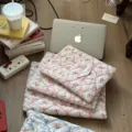 Quilted laptop sleeve featuring a charming floral and bow pattern, soft padded tablet storage bag. - 11寸(竖款) / Pink