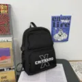 Κλασικό μαύρο σακίδιο πλάτης campus με μπροστινή τσέπη και κομψή στάμπα γραμμάτων. - Μαύρο