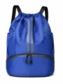 Blauwe sport rugzak met trekkoord, netvakken aan de zijkant, onderste ritsvak en reflecterende streep. - Saffierblauw