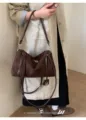Braune Wildleder Achseltasche für Damen, retro minimalistische Alltags Schultertasche. - Kaffee