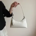Sac à épaule minimaliste blanc, sac sous les aisselles rétro élégant pour le travail et les tenues chic. - Avec Pendentif / Blanc