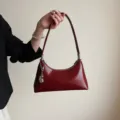Sac à épaule en cuir verni rouge foncé rétro, élégant sac hobo pour le quotidien des femmes. - Avec Pendentif / Rouge