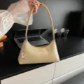 Sac porté épaule en cuir verni beige pour femme, élégant sac hobo minimaliste avec charm chaîne. - Avec Pendentif / Vert
