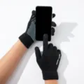 Vue détaillée de gants tactiles en tricot noir avec points antidérapants pour l'hiver. - Taille unique / Lettres et points noirs