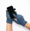 Gros plan de gants tactiles en tricot avec des points en silicone antidérapants et un tissu chaud. - Taille unique / Lettres et points bleu marine