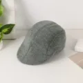 Gros plan détaillé d'une casquette plate grise en lin, montrant la texture fine et le style classique. - Taille unique / Gris