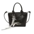 Sac à main vintage en cuir vernis noir avec breloques métalliques, sac bandoulière. - Avec Pendentif / Noir