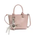 Petit sac à main rose texturé en similicuir avec un charm cœur argenté et bandoulière. - Avec Pendentif / Rose