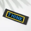Diadema de punto para deporte, yoga y fitness con elegante diseño de letras THINK modernas. - Gris THINK