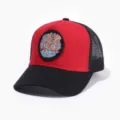 Close-up van de ingewikkelde geborduurde Chinese stijl patch op het voorpaneel van de trucker cap. - M (56-58cm) / Rood & Zwart