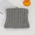 Grauer Strick Halswärmer Detailaufnahme, zeigt gemustertes Zopfstrick Design und Stoff. - Nr. 21 Grau Groß Zopfmuster