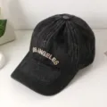 Nahaufnahme einer schwarzen Jeans-Baseballkappe mit stilvoller Los Angeles Stickerei. - M (56-58cm) / Schwarz