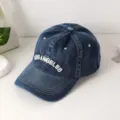 Detailansicht einer stylischen dunkelblauen Jeans-Baseballcap mit schicker weißer Stickerei. - M (56-58cm) / Marineblau