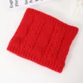 Dettaglio scaldacollo in maglia rossa, sciarpa invernale calda e spessa per attività all'aperto. - N. 2 Rosso Ondulato a Treccia