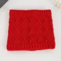 Roter Strick-Halswärmer im Detail mit klassischem Rautenmuster für kuschelige Winterwärme. - Nr. 14 Rot Groß Diamant