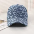 Vue détaillée d'une casquette de baseball en jean bleu avec motif floral clair partout. - M (56-58cm) / Fleurs brodées bleu foncé