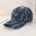 Vue détaillée de la casquette de baseball élégante en jean avec texture rayée unique. - M (56-58cm) / Rayures déchirées bleu marine